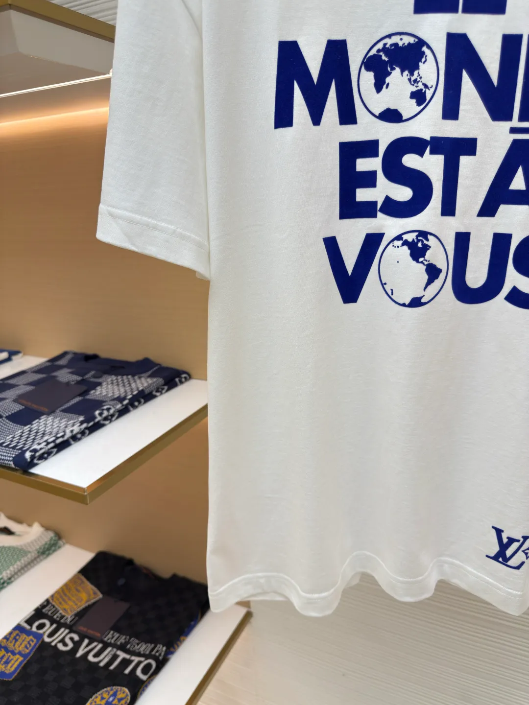 LOUIS VUITTON flocked letter printed T-shirt ●Authentic product: purchased and developed for 7400 ●Item number: 1680273-A05 ●Fabric: flocked fabric ●Technology: Printing production ●Version: fitted version ●Weight: about 240 grams ●Size: XS-S-M-L ●Description: The fabric is made of 40s double-ply long-staple cotton plain weave. The fabric surface is treated with dust-free wool wadding. The finished fabric is passed through a mercerizing machine to increase the gloss of the fabric. It is matched with 32s double-ply cotton cover silk cylindrical open rib, and the front panel is made of Made of nylon velvet material, the pattern is laser-engraved and cut by scanning the Y-pattern pattern, and it is integrated with an electric hydraulic thermostatic machine for pressing. The back is equipped with a white silk material yarn-dyed square mark, and the inner wash mark is equipped with the new 2025 square woven mark. The overall wiring is straight and delicate, the fabric is comfortable and soft, and the color is consistent without color difference. It can be matched with the same style to create a fashionable look and control various occasions. Customized accessories, complete with three standards, same style for men and women!